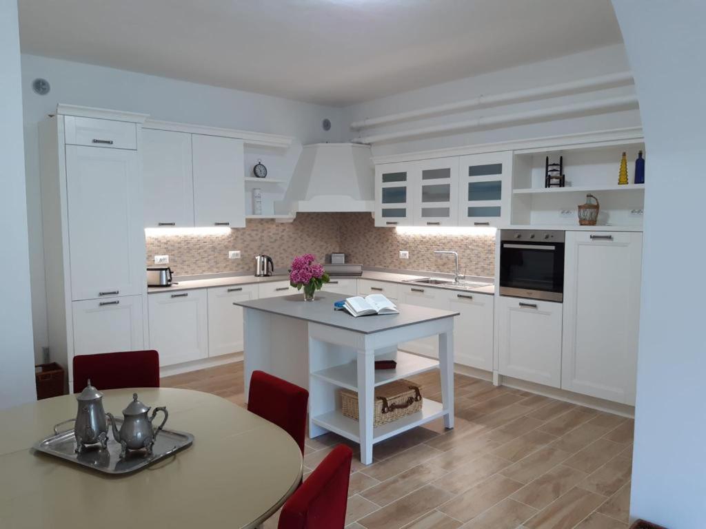 Big Apartment With Lake View&Two Bedrooms Sala Comacina Buitenkant foto